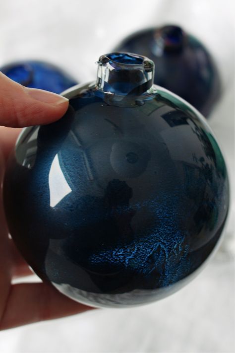 Alcohol Ink Ornament Idea Diy Blue Ornaments Christmas, Space Ornaments Diy, Diy Clear Plastic Ornament Ideas, Alcohol Ink Ornaments Glass Ball, Clear Glass Ornament Ideas, Diy Starry Night, Alcohol Ink Ornaments, Cricut Ornament, Galaxy Christmas