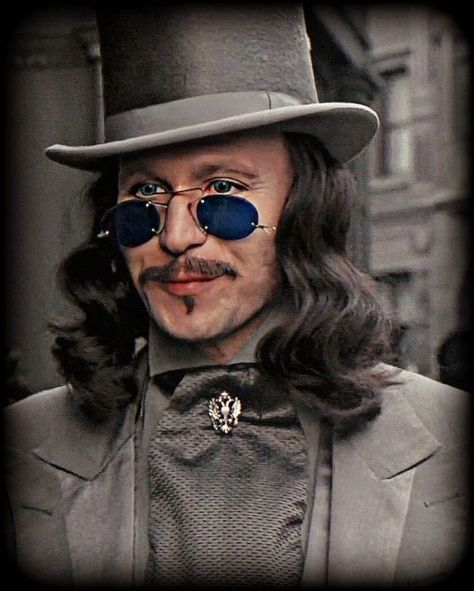 Gary Oldman as Dracula in Bram Stoker's Dracula (1992). Garry Oldman Dracula, Gary Oldman Dracula, Munsters House, Dracula Bram Stoker, Dracula 1992, Horror Movie Scenes, Dracula Costume, Outfit Hippie, Bram Stoker's Dracula