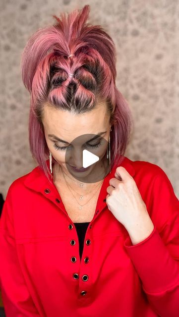 Karen Lester on Instagram: "Half Up…But make it interesting 🩷 adding in an inverted Topsy tail faux Hawk to your half up hairstyle adds the fun factor! By flipping the Topsy tail through the bottom instead of the top, it puts the twists on top giving you a whole different look! #halfuphairstyle #halfuphair #bobhairstyles #hairtutorials" Short Ponytail Hairstyles With Bangs, Bob Hairstyles Updo Ideas, Faux Hairstyles For Women, Shoulder Length Cute Hairstyles, Topsytail Hairstyles, Banded Hairstyles, Easy Halloween Hairstyles For Women, Viking Short Hairstyles Women, Half Up Topsy Tail Hairstyles