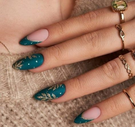 Fantastic Nails, New Years Nail Art, Gold Nail Designs, Indigo Nails, Dot Nail Art, Winter Nail, New Year's Nails, Xmas Nails, Classy Nails