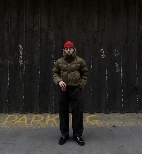 Red Cap Outfit, Puffer Jacket Street Style, Men Vintage Style, Men Winter Jacket, Proper Cloth, Puffer Jacket Outfit, Man Outfit, Mens Puffer Jacket, Streetwear Essentials