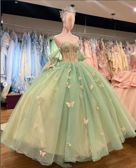 Princess And The Frog Aesthetic Sweet 16, Sweet 16 Dresses Green, Princess And The Frog Sweet 16 Dress, Light Green Quinceanera Dresses, Glitter Quinceanera Dresses, Green Sweet 16 Dresses, Green Quince Dress, Sweet 16 Ball, Green Quinceanera Dresses