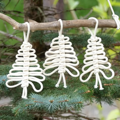 How to DIY Knotted Xmas Tree Easy « Christmas Ideas :: WonderHowTo Macrame Gift Wrapping, Macrame School, Diy Snowman Ornaments, Simpul Makrame, Macrame Christmas, Christmas Tree Decorations Diy, Xmas Tree Decorations, Simple Christmas Tree, Navidad Diy