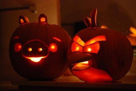 Angry Birds jack-o-lanterns :) Angry Birds Pumpkin, Ninja Turtle Pumpkin, Ninja Turtle Costume, Creepy Gift, Pumpkin Cravings, Cute Pumpkin Carving, Amazing Pumpkin Carving, Couple Halloween Costumes For Adults, Pirate Halloween Costumes