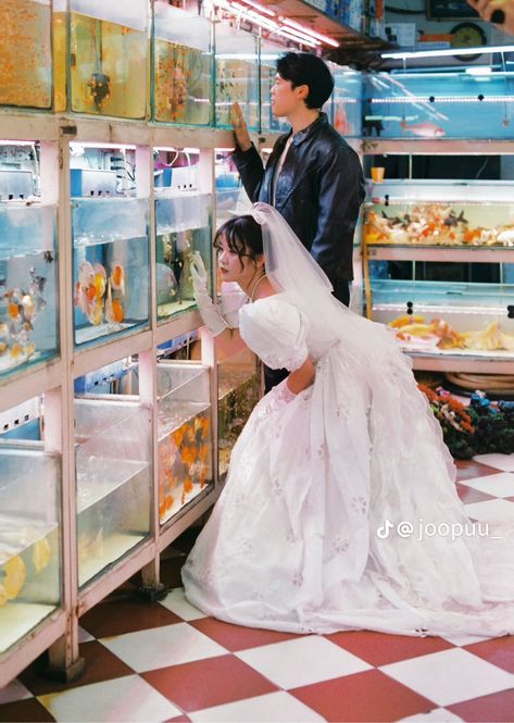 Hong Kong Wedding Photography 80s, 80s Hong Kong Wedding, The Wed, Retro Wedding Photos, Kitchy Wedding, Funny Pre Wedding Photoshoot, Street Wedding Photography, Crazy Wedding Photos, Pre Wedding Photoshoot Ideas