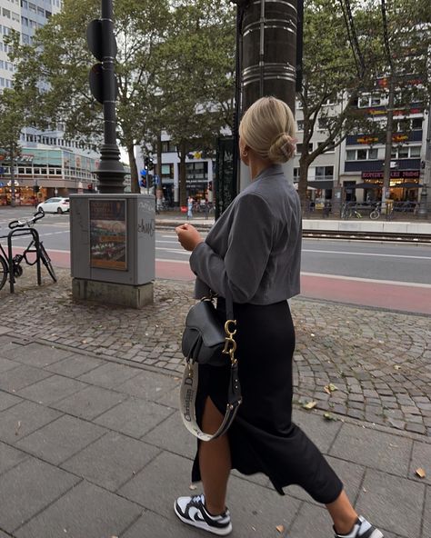 Black dress. Nike panda. Dior saddle bag. Blond hair. Black Dior Saddle Bag Outfit, Prada Crossbody Bag Outfit, Dior Saddle Bag Outfit, Dior Bag Outfit, Dior Outfit, Nike Panda, Crossbody Bag Outfit, Foto Inspo, Nyc Outfits