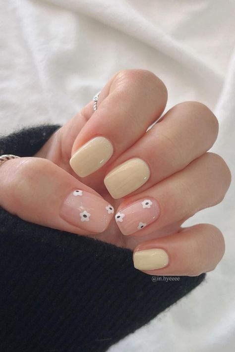 pale yellow nails Pale Yellow Nails, Simple Flower Nail Designs, 20 Aesthetic, Yellow Nails Design, Art Designs Ideas, Green Nail Designs, Lavender Nails, Nail Designs Valentines, Simple Gel Nails