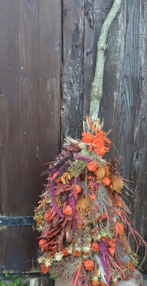 Fall Broom, Diy Halloween Witch, Tree Branch Art, Halloween Brooms, Witches Broomsticks, Cut Flower Farm, Moon Crafts, Gift Wreath, Witch Diy