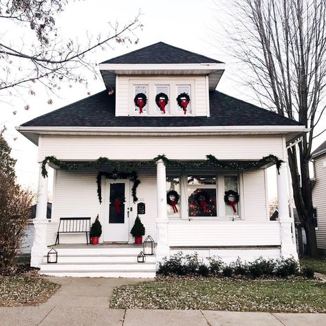 1,879 Likes, 70 Comments - chelsea beckman (@alovelybean) on Instagram: “tucked inside are two snuggly babes in their jammies, an encore viewing of the family stone, so…” Farmhouse Christmas Exterior, Christmas Cottage Exterior, Winter Hygge, White House Christmas, Cottage Exterior, Christmas Front Porch, Cottage Christmas, Front Porch Christmas Decor, Christmas Porch