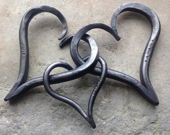 Drátěná Socha, Horseshoe Projects, 6th Wedding Anniversary, 6th Anniversary Gifts, Iron Gifts, Blacksmith Projects, Horseshoe Crafts, La Forge, Iron Heart