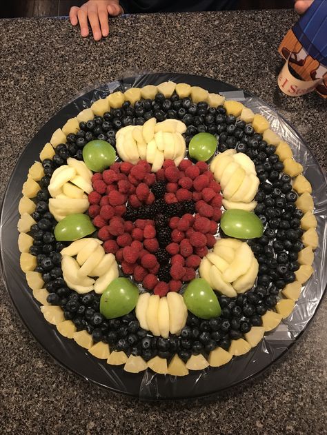 Luther's Rose Fruit Platter Lutheran Confirmation Party, Luther Rose Craft, Lutheran Confirmation Party Ideas, Reformation Day Food Ideas, Reformation Day Party Food, Reformation Day Snacks, Reformation Day Food, Luthers Rose, Lutheran Confirmation