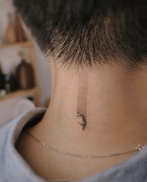 Tato Minimal, Tatuagem Masculina Pequena, Back Of Neck Tattoo, Neck Tattoo For Guys, Śliczne Tatuaże, Small Tattoos For Guys, Hand Tattoos For Guys, Subtle Tattoos, Tattoo Ideas For Men