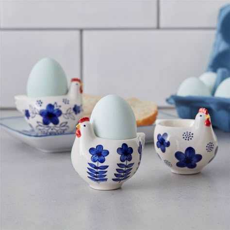 Whimsical Decor Home, Ceramic Egg Cups, Keramik Design, Diy Ceramic, White Chicken, Boiled Egg, Pottery Crafts, Diy Pottery, Ceramics Pottery Art