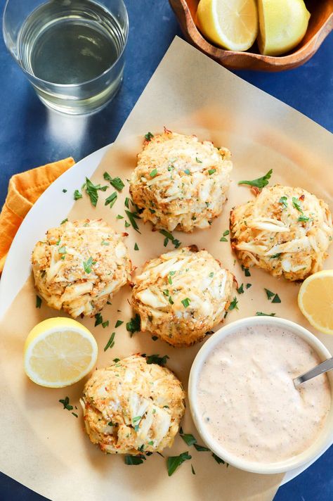 These easy baked crab cakes are crispy outside, tender inside, and loaded with fresh lump crab meat. Made with simple ingredients and zero frying! Pair them with a quick remoulade sauce for the perfect appetizer or light lunch. Easy Crab Meat Recipes, Maryland Crab Cakes Recipe, Crab Cake Recipe Easy, Healthy Crab Cakes, Crab Cake Appetizer, Crab Cake Sauce, Baked Crab Cakes, Crab Cakes Easy, Crab Cakes Recipe