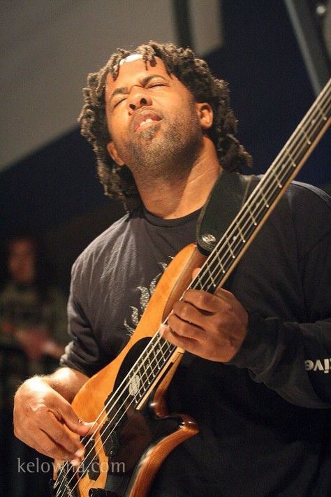 VICTOR WOOTEN - slap bass Aladdin Theater, Victor Wooten, Musician Photography, Mood Style, All About That Bass, Bass Players, Bass Guitarist, Jazz Funk, Low Life