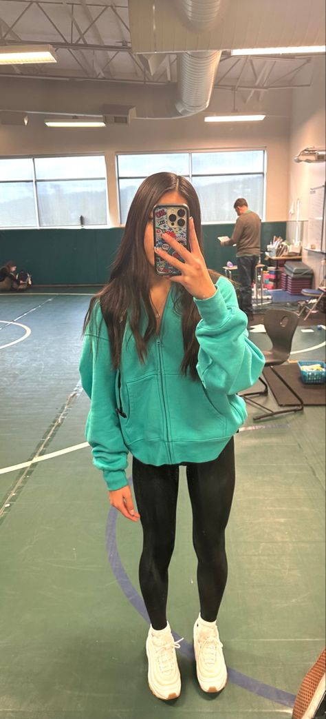 Comfy Athletic Outfits Winter, Jean Outfit Inspiration, Blue Light Glasses Outfit, Preppy Minimalist Outfits, Basic Outfits For School Spring, Preppy Trendy Outfits, School Fit Inspo Winter, Athletic Outfits For School Winter, Cute Every Day Outfits