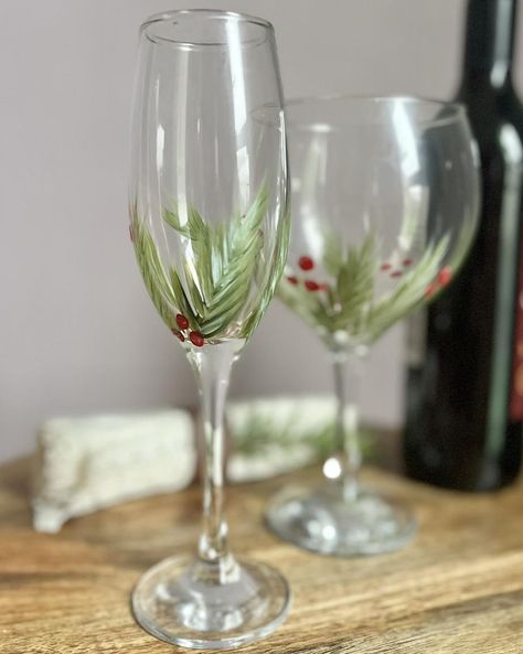 Some new hand painted Christmas themed Gin glasses and champagne flutes, wine glasses also available https://deluseahome.etsy.com #gin #glasses #ginglasses #ginglassesgifts #christmasglasses #champagnelover #champagne #glasses #christmasthemedglasses Wine Glass Christmas Painting, Christmas Painted Wine Glasses, Flute Painting, Christmas Wine Glasses Diy, Wine Glasses Diy, Painted Champagne Glasses, Painted Wine Glasses Christmas, Christmas Champagne, Christmas Wine Glasses