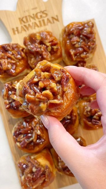 KING'S HAWAIIAN® on Instagram: "MINI 🤩 STICKY 🤩 BUNS 🤩 Ingredients: -King’s Hawaiian Original Hawaiian Sweet Rolls -2 sticks unsalted butter -1 ½ c chopped pecans -1 c light corn syrup -4 tsp vanilla extract ½ tbsp brown sugar ½ tbsp sugar 1 tbsp cinnamon 1 stick unsalted butter (melted) Preparation: 1. In a skillet, melt 2 sticks of butter, then add pecans, light corn syrup, and vanilla extract (let the mixture boil for about 1 minute, then remove from heat) 2. While the mixture is cooling, Hawaiian Sweet Roll Sticky Buns, Hawaiian Pecan Rolls, Kings Hawaiian Pecan Rolls, Sticky Buns With Hawaiian Rolls, Hawaiian Roll Sticky Buns, Hawaiian Sticky Buns, Kings Hawaiian Sticky Buns, Mini Sticky Buns, Sticky Buns Recipes