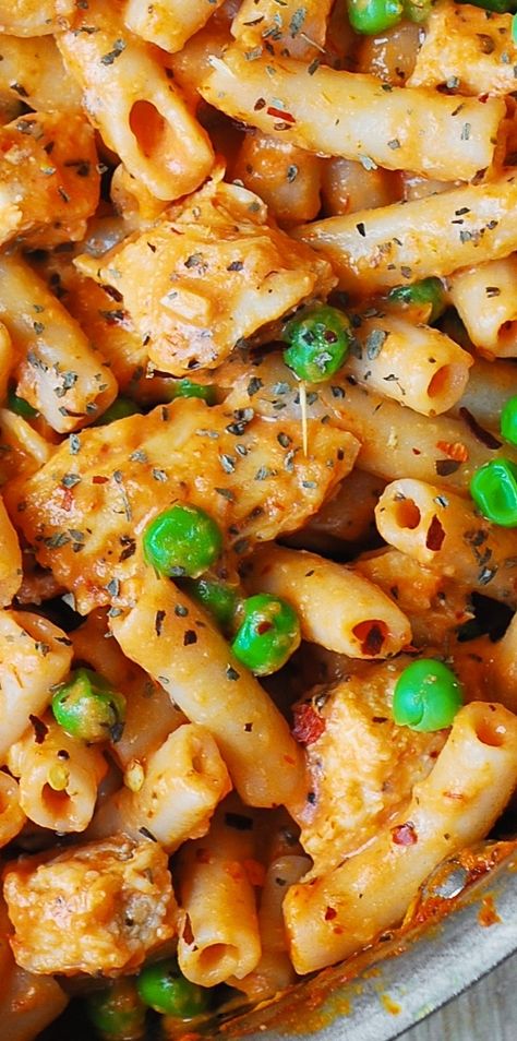 Spicy Chicken Pasta with Peas - delicious, Italian-style pasta with a creamy Mozzarella cheese sauce! SO GOOD! Mozzarella Cheese Sauce, Spicy Chicken Pasta, Chicken Penne Pasta, Pasta With Peas, Chicken Penne, Creamy Tomato Sauce, Cook Chicken Breast, Penne Pasta, Paula Deen