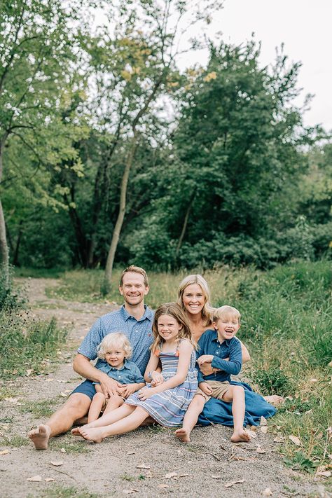 Family Of 5 Sitting Poses, Family Of Five Pictures, Family Photos Sitting On Blanket, Sitting Poses Family, Family Photoshoot Of Five, Family Sitting Poses, Family Of Five Photoshoot, Family Of 5 Picture Ideas, Family Of 5 Poses