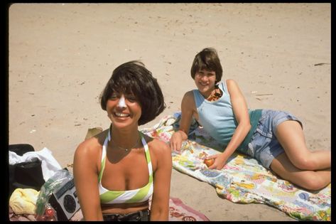 25 Pictures That Show Just How Far Out Beach Life Was In '70s 1970s Beach, Summer At The Beach, Cocoa Beach, Famous Girls, Coney Island, Daytona Beach, The 1970s, Beach Photos, Beach Life