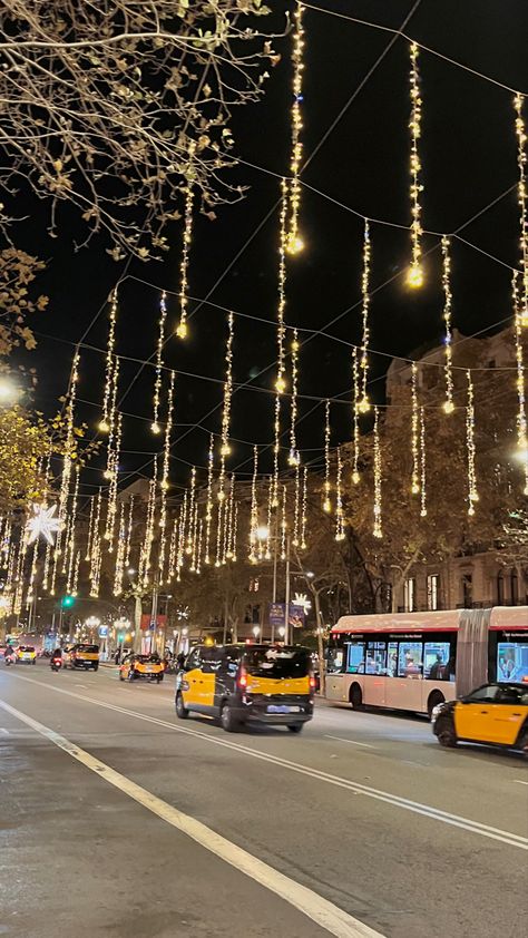 Barcelona Christmas Lights, Barcelona Aesthetic Night, Madrid Christmas, Barcelona Spain Aesthetic, Barcelona Christmas, Barcelona At Night, Barcelona In Winter, Christmas In Spain, Barcelona Aesthetic