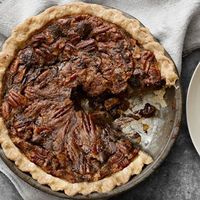 Chocolate-Chunk Pecan Piecountryliving Pecan Pie Recipes, Best Pecan Pie Recipe, Thanksgiving Pie Recipes, Pie Chocolate, Decorating Food, Best Pecan Pie, Pecan Pie Easy, Pie Easy, Pecan Pies