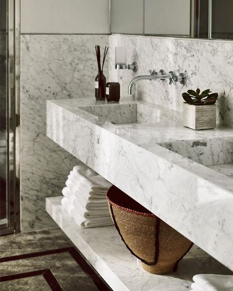 Carrara Bathroom, Modern Marble Bathroom, Hotel Style Bathroom, Marble Sink Bathroom, Luxury Hotel Bathroom, Marble Bathroom Sink, Carrara Marble Bathroom, Minimalist Bathroom Design, Serene Bathroom