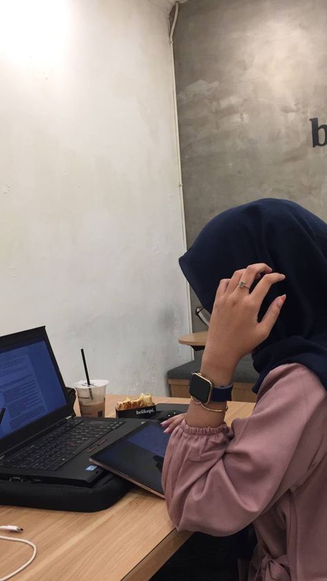 Business Girl Dp, Hijabi Girl Working On Laptop, Hijabi Business Women, Working Woman Aesthetic, Business Instagram Ideas, Job Pictures, Cartoons Dp, Business Cartoons, Digital Marketing Quotes