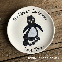 Kids Pottery Painting, Footprint Plate, Penguin Footprint, Christmas Plate Ideas, Hand Print Ideas, Handprint Footprint Crafts, Monkey Christmas, Baby Christmas Crafts, Baby Art Crafts