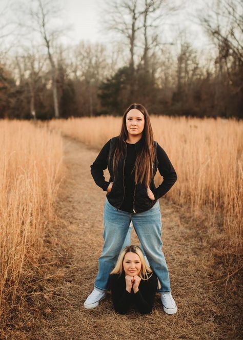 Sibling Photo Shoots Christmas, Funny Photo With Friends, Bff Photoshoot Poses Indoor, Sister Posing Ideas, Sister Awkward Photo Shoot, Sibling Photos Funny, Bestie Photoshoot Ideas Funny, Fall Pictures Siblings, Funny Poses 2 People