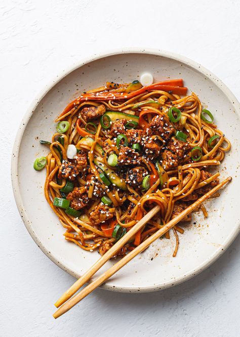 Sriracha Tempeh Noodles Tempeh Healthy Recipes, Tempeh Noodles, Fried Noodle, Chinese Spices, Tempeh Recipes, Quick Vegetarian Meals, Stir Fry Noodles, More Protein, Asian Noodles