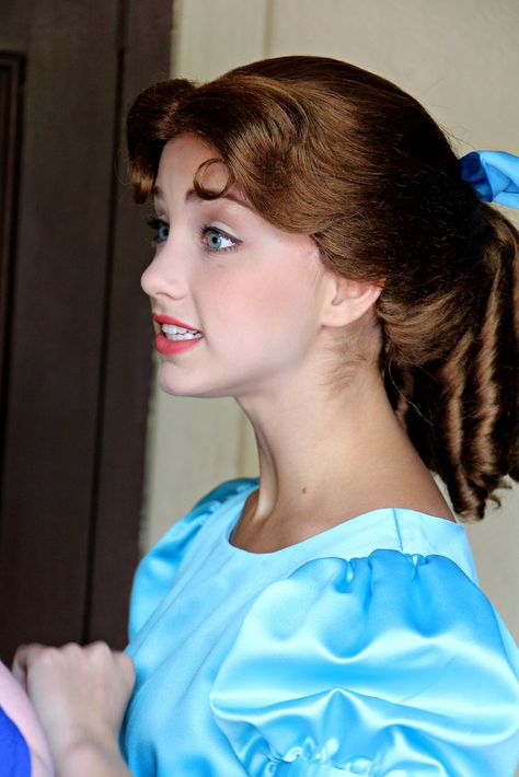 Wendy Darling Makeup, Wendy Costume, Nursing Scrubs Pattern, Wendy Peter Pan, Disney Princess Makeup, Disney Halloween Parties, Festival Of Fantasy Parade, Wendy Darling, Theme Park Outfits