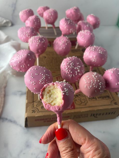 How to Make Copycat Starbucks Cake Pops Cake Pop Cupcakes, How To Make Cake Pops, Soft Frosted Sugar Cookies, Starbucks Cake Pops, Cake Pop Recipe Easy, Cheesecake Pops, Starbucks Cake, Starbucks Birthday, Food Tiktok