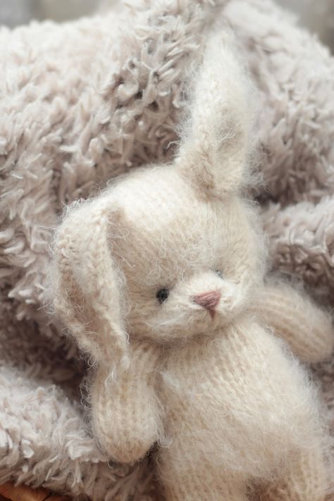 Knitting Animals For Beginners, Knit Toys Free Pattern Stuffed Animals, Geek Knitting, Rabbit Knitting Pattern, Knitted Rabbit, Knitted Bunnies, Bunny Knitting Pattern, Animal Knitting, Miniature Knitting