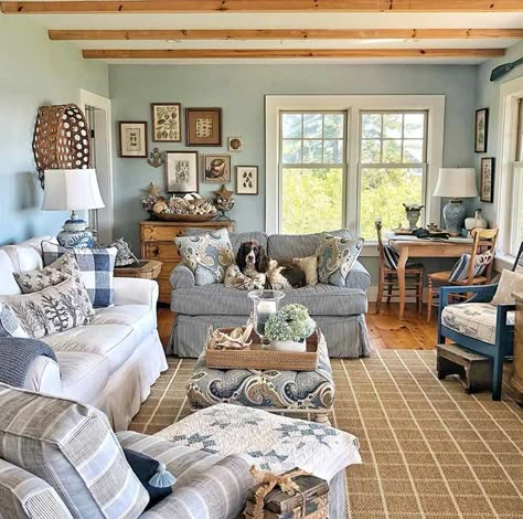 Salons Cottage, Cottage Style Living Room, Country Cottage Interiors, Cottage Journal, Relaxing Living Room, Casa Country, Cottage Living Rooms, Cottage Interior, Cottage Interiors