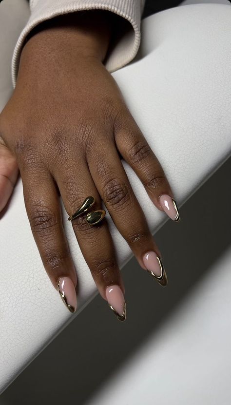 Simple Black And Gold Nails, Almond Gold Nails, Almond Nails Black Women, Gold Star Nails, Nail Knowledge, Gold Almond Nails, Acrylic Nails Bling, Gold And Black Nails, Gold Accent Nail