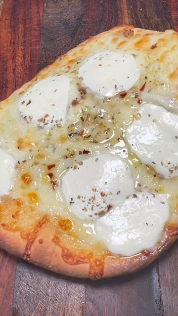 Nann Bread Pizza, Nann Pizza, Nan Pizza, Superbowl Snack, Naan Bread Pizza, Naan Pizza Recipes, White Pizza Sauce, Easy Super Bowl, White Pizza Recipes