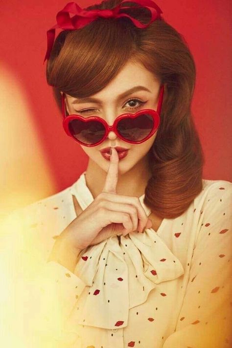 1950s Photoshoot, 50s Photoshoot, Stile Pin Up, Cabelo Pin Up, Retro Photoshoot, Photoshop Fails, Pinup Photoshoot, Pinup Poses, Valentine Photo Shoot