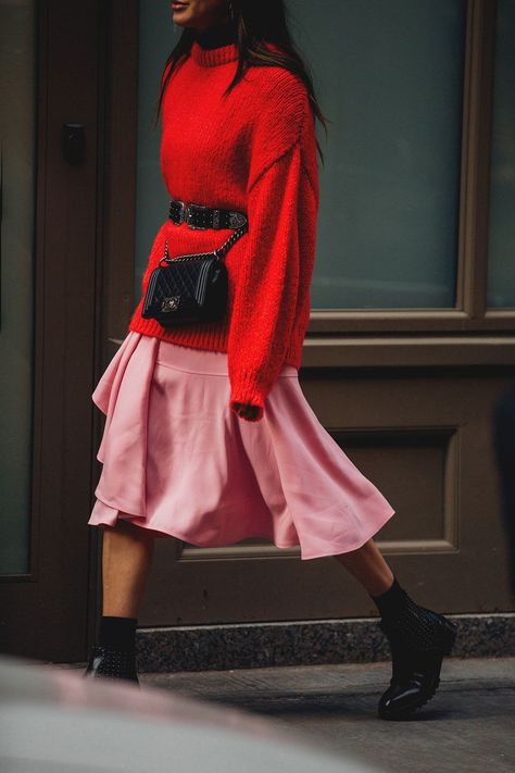 Pink Skirts, Street Style 2018, Street Style Bags, New York Street Style, New York Fashion Week Street Style, Fashion Week 2018, Street Style Edgy, Vogue Uk, Outfit Trends