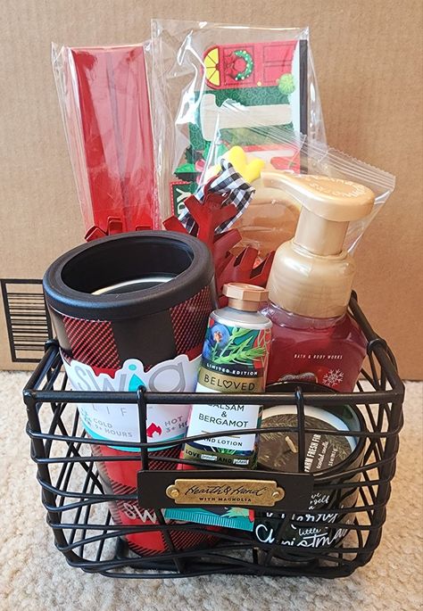 Bath And Body Works Gift Box Ideas, Spa Baskets Gift Ideas, Bath And Body Works Christmas Gifts Diy, Christmas Basket For Teachers, Bath And Body Works Gift Baskets, Soap Gift Basket, Bath Gift Basket, Christmas Desk, Hand Soap Gift