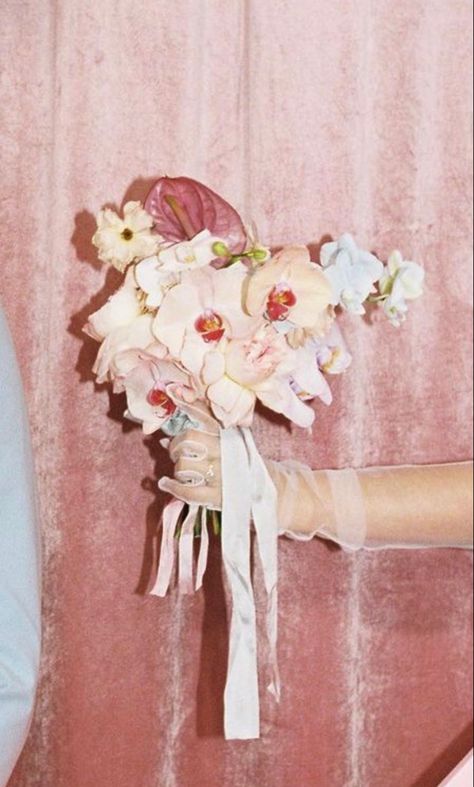 Retro Flowers Wedding, Falling Wedding Bouquet, Trashy Wedding Aesthetic, Luxury Wedding Florals, Wedding Aesthetic Bouquet, Kitschy Wedding Decor, Retro Wedding Bouquet, Avant Garde Wedding Decor, Antibride Aesthetic