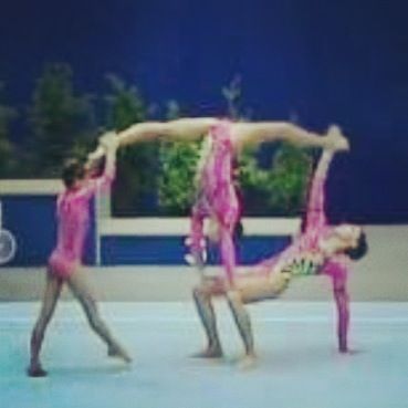 Acro gymnastics trio Trio Acro Poses, Acro Lifts, 3 People Yoga Poses, Three Person Yoga Poses, Two Person Yoga Poses, 3 Person Yoga Poses, Gymnastics Stunts, Partner Acrobatics, Cheer Moves