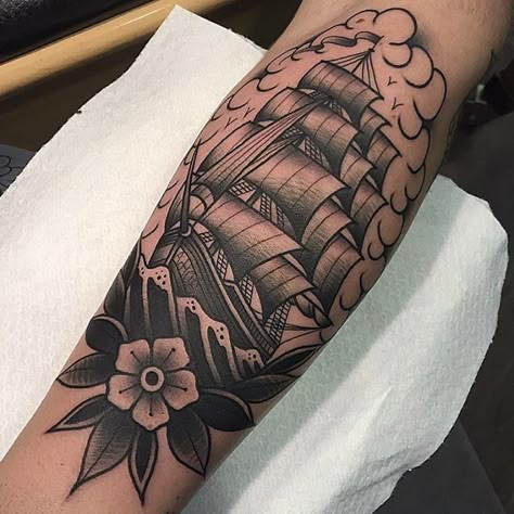 Traditional Ship Tattoo, Traditional Tattoo Outline, Tatuaje Trash Polka, Nautical Tattoos, Traditional Black Tattoo, Sailor Tattoos, Torso Tattoos, Traditional Tattoo Sleeve, Nautical Tattoo