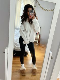 Cute Outfits To Wear With Uggs, Fall Outfits 2024 Leggings, Black Leggings Fall Outfit, Outfits Ideas With Leggings, Cute Uggs Outfits, Winter Outfits Black Leggings, Off Shoulder Shirt Outfit, Outfits With Leggings For School, Fall Outfits Black Leggings