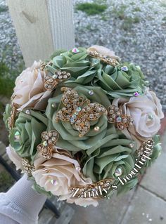 Quince Bouquet, Quince Colors, Green Quinceanera Theme, Tiana Wedding, Quince Decor, Quinceanera Bouquet, Quinceanera Themes Dresses, Pink Quince, Princesa Tiana