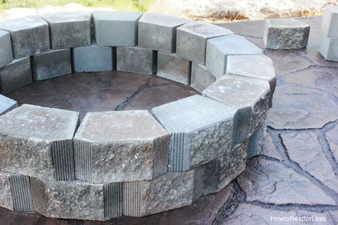 Fire Pit On Concrete, Diy Fire Pit Cheap, Paver Fire Pit, Fire Pit Plans, Fire Pit Essentials, Fire Pit Gallery, Outside Fire Pits, Fire Pit Materials, Fire Pit Landscaping