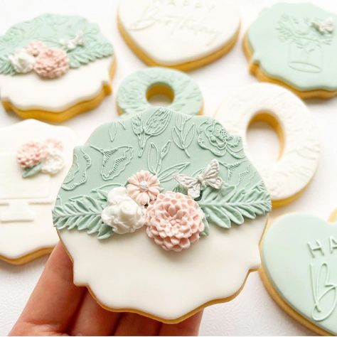 Fondant Sugar Cookies, Biscuit Decoration, Flower Sugar Cookies, Dessert Alternatives, Sugar Cookie Royal Icing, Homemade Sweets, Fondant Cookies, Pretty Cookies, Fancy Cookies