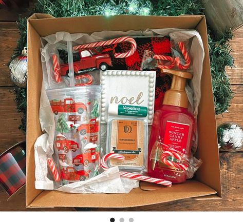 Holiday Gift Basket Ideas Christmas, Christmas Gift Idea List, Christmas Gift Baskets On A Budget, Cute Christmas Gift Basket Ideas, Christmas Snack Bags Gifts, Work Christmas Gifts Diy, Christmas Ideas For Teachers Gifts, Gift Ideas Friends Christmas, Family Christmas Gifts Baskets