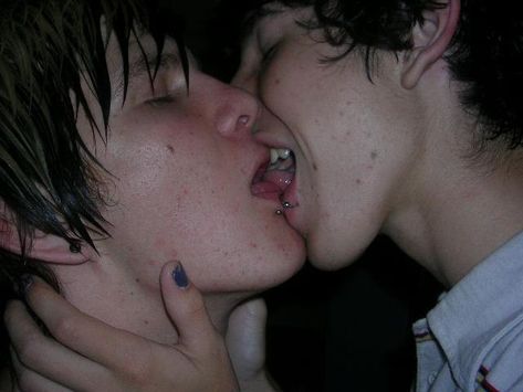 emo kiss Emo Couples, Emo Love, Emo Men, Men Kissing, Emo Guys, Cute Emo, New Apartment, Human Poses, Wow Art